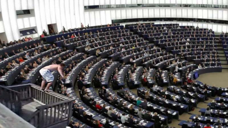 Los eurodiputados británicos abandonaron la UE haciendo balconing