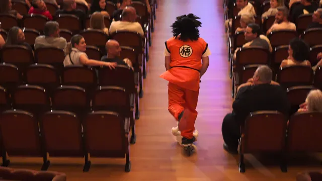 Trino, caracterizado de Goku, cruza el patio de butacas entre el público.