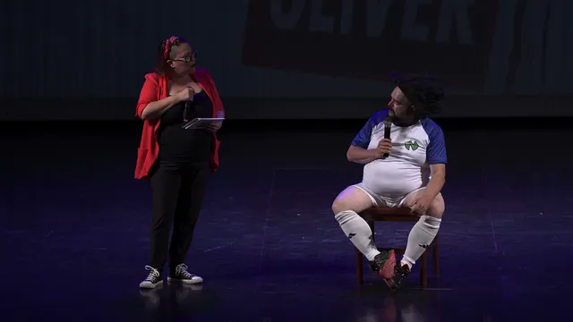 Nía entrevista en el escenario a Trino, vestido de futbolista.