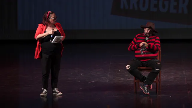 Nía, de pie con el micrófono, frente a Trino caracterizado de Freddy Krueger.